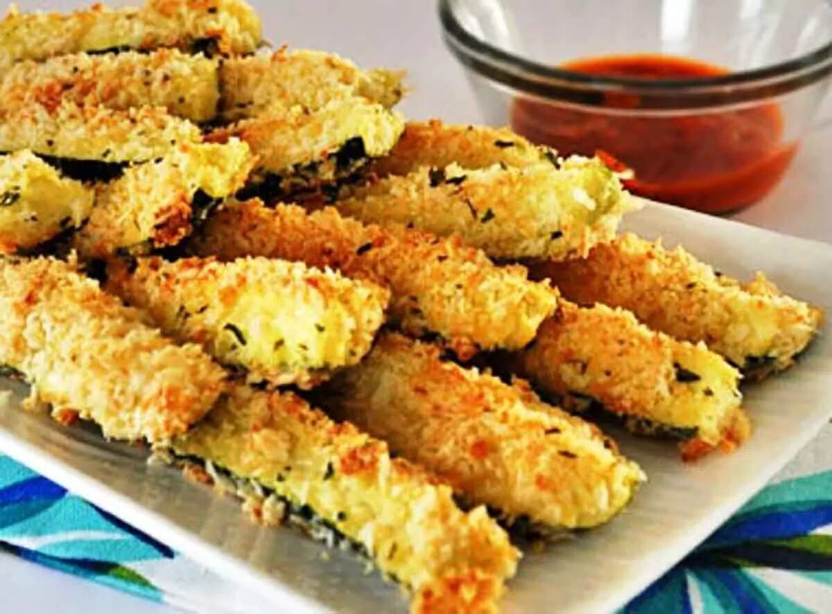 Кабачки в кляре с сыром и чесноком. Кабачки в сырной панировке. Кабачки в кляре с сыром в духовке. Кабачки в сырном кляре. Кабачки в кляре в духовке.