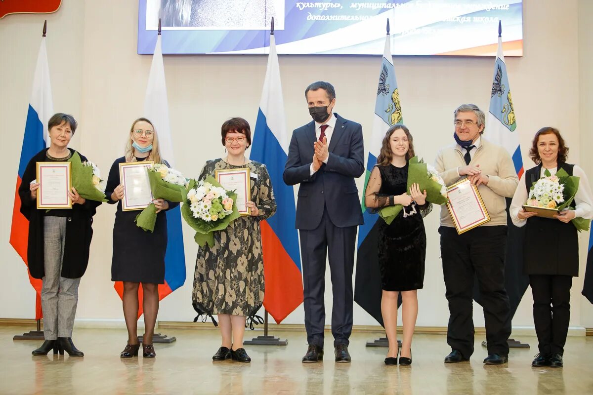 Белгород награждение. Губернатор Белгородской области наградил стипендиатов. Губернатор Белгородской области 2021. Гладков Белгород губернатор стипендия губернатора. Губернаторская стипендия Белгородская область.