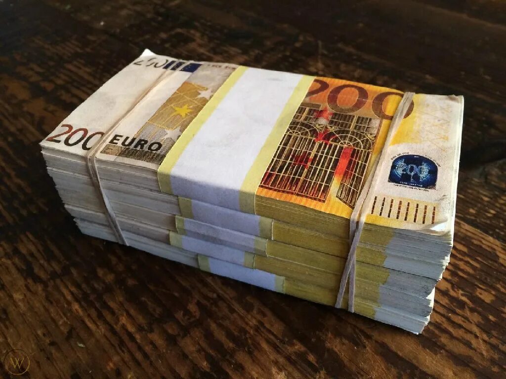 Пачки евро. Пачка денег. Пачки денег евро. Евро банкноты пачки.