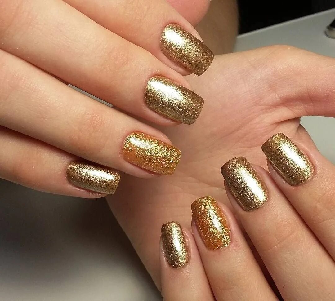 Маникюр с золотой втиркой 2022. Маникюр на короткие ногти золото и серебро. Лак золотой песок. Золотой маникюр. Маникюр золотой френч.
