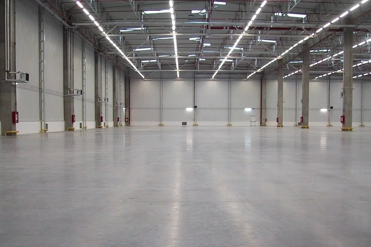 Наливные полимерные промышленные полы. Топинговый бетонный пол. Топинговый бетонный пол. Промышленные бетонные полы. Топпинговые покрытия бетонных полов.