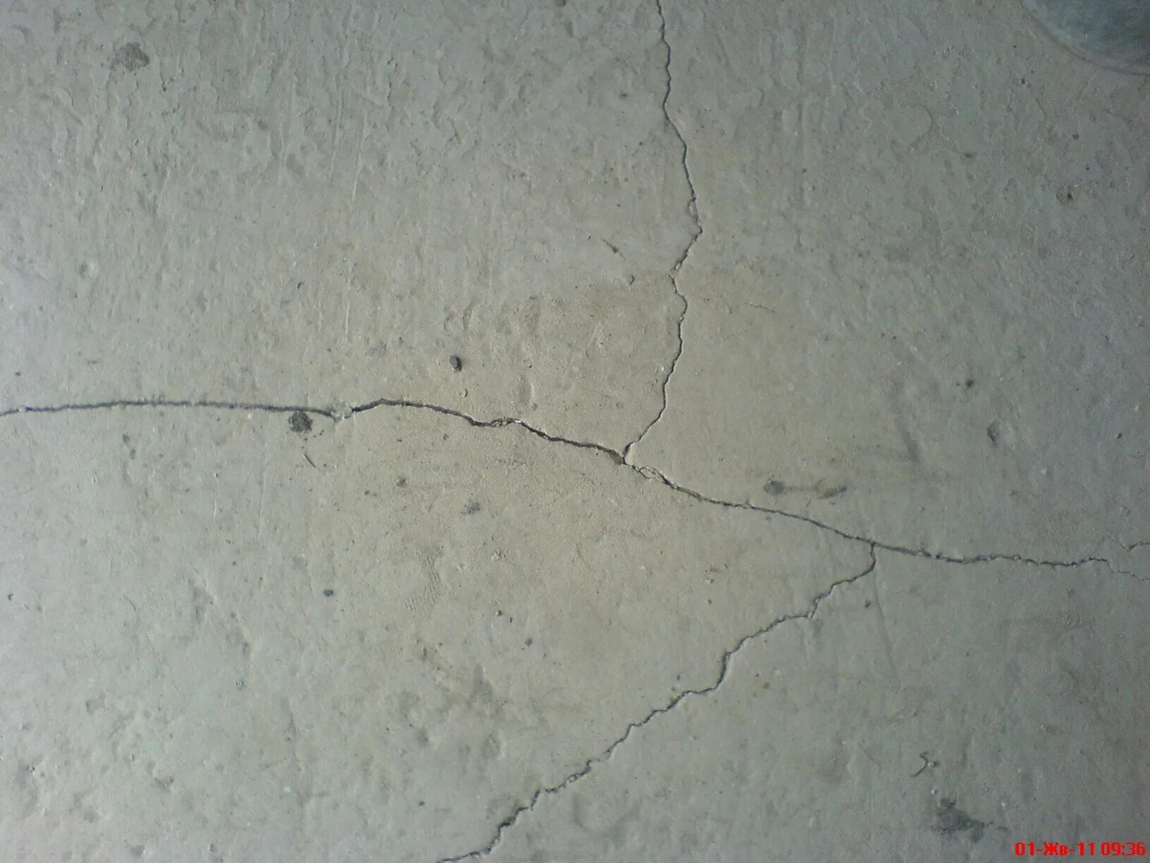 Пошла трещина по стене. Усадочные трещины в штукатурном слое. Волосяные усадочные трещины. Усадочные трещины в штукатурном слое, частичное отслоение штукатурки. Трещины на гипсовой штукатурке.
