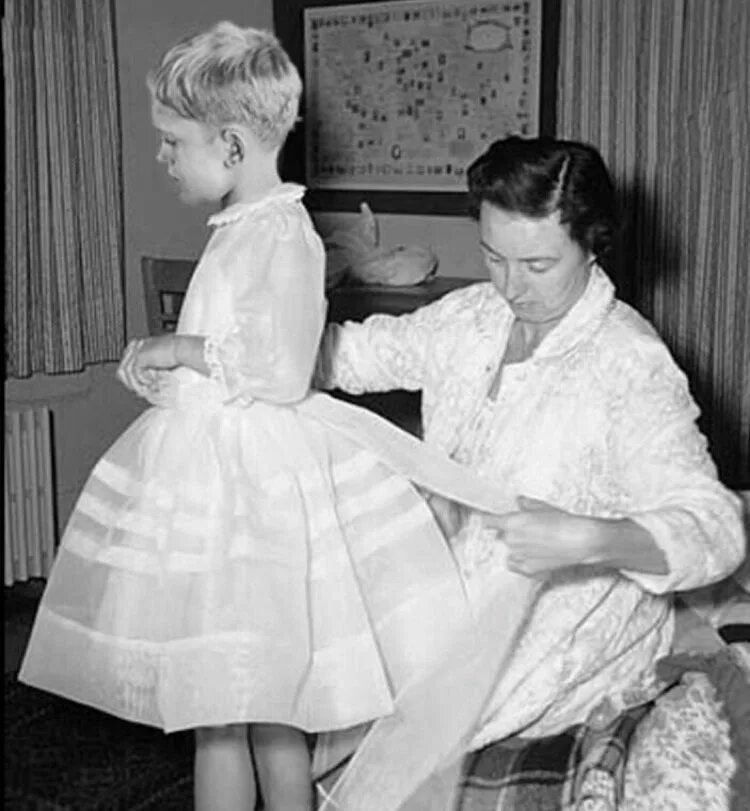 Переодели в девушку рассказ. Мальчик одевает платье. Мальчика одели в платье истории. Мальчик в платье с мамой. Парень в платье истории.