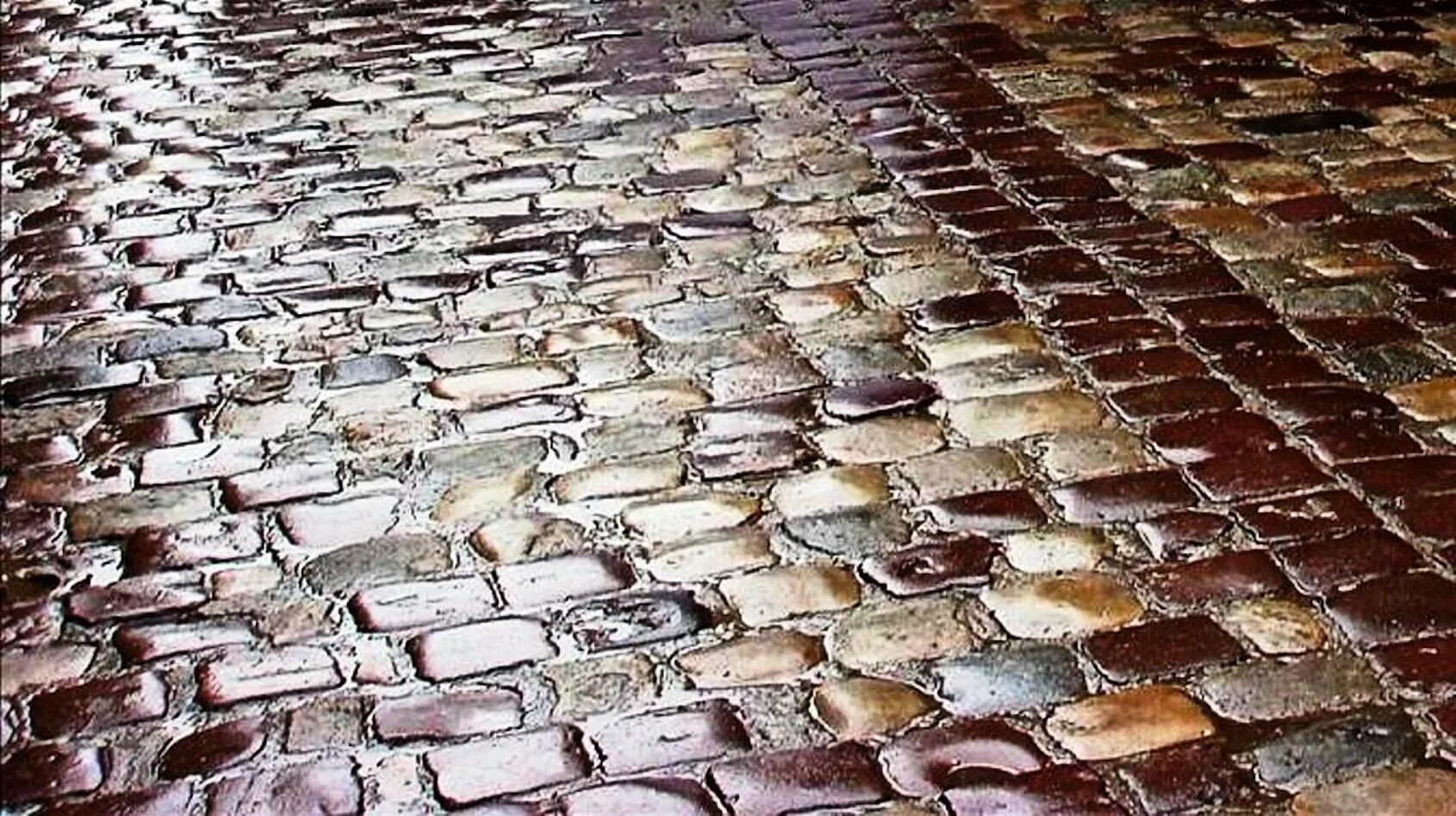 Лужа на мостовой. Мощеная дорога булыжная мостовая. Ночной дождь. Мокрая мостовая. Мощенная булыжником мостовая.