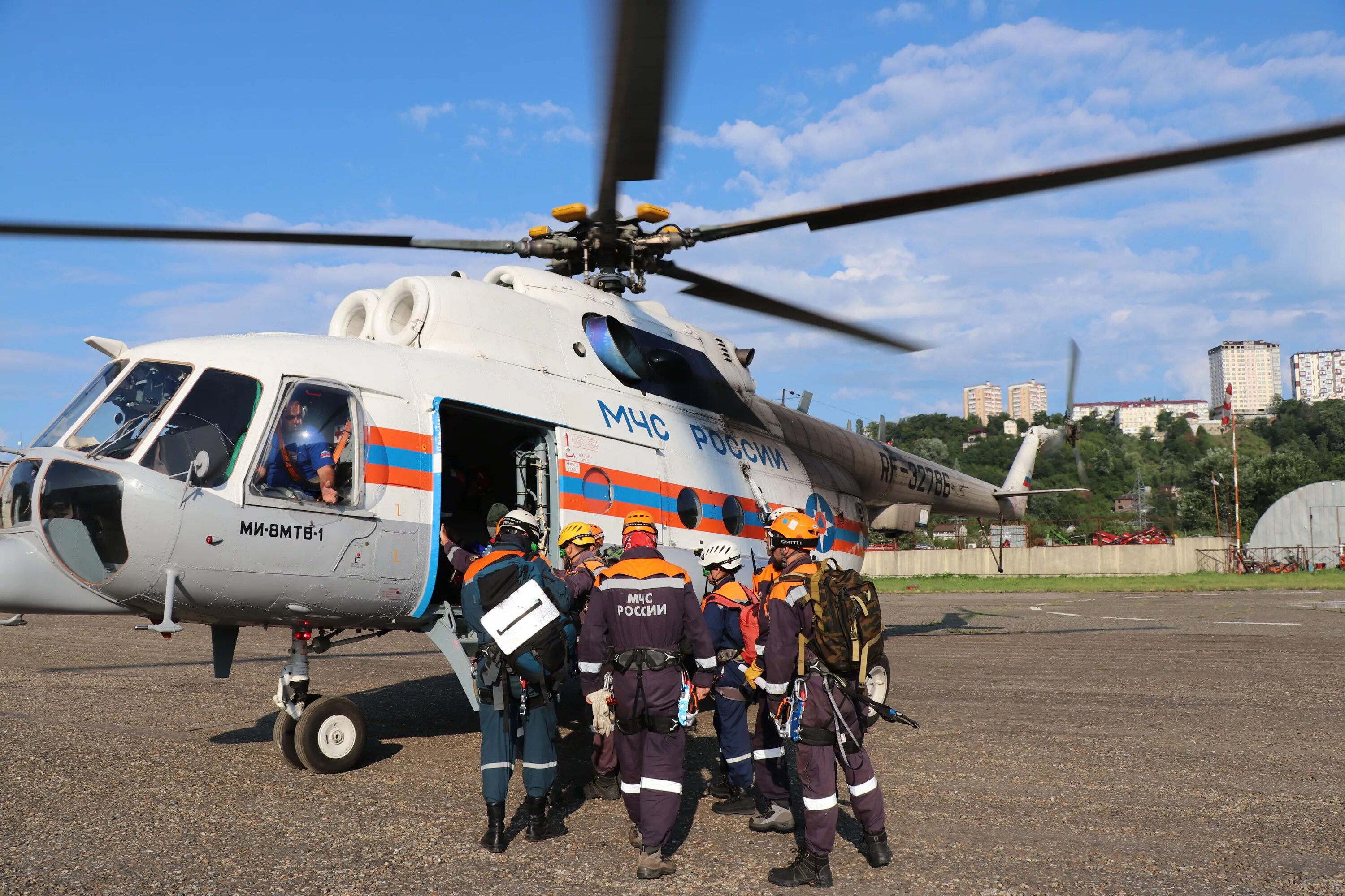 Вертолет ми 8 мчс. Вертолет спасатели мчс россии. Вертолет ми 8 мтв. Вертолет ми 26 мчс. Авиация мчс россии вертолет ми-8.
