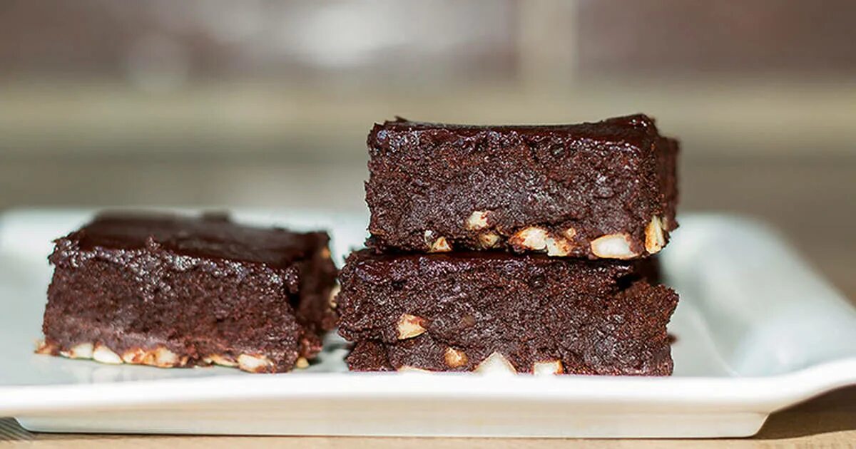 постный брауни. 100 гр торта брауни. брауни без молока. пирог с шоколадом. торт брауни.