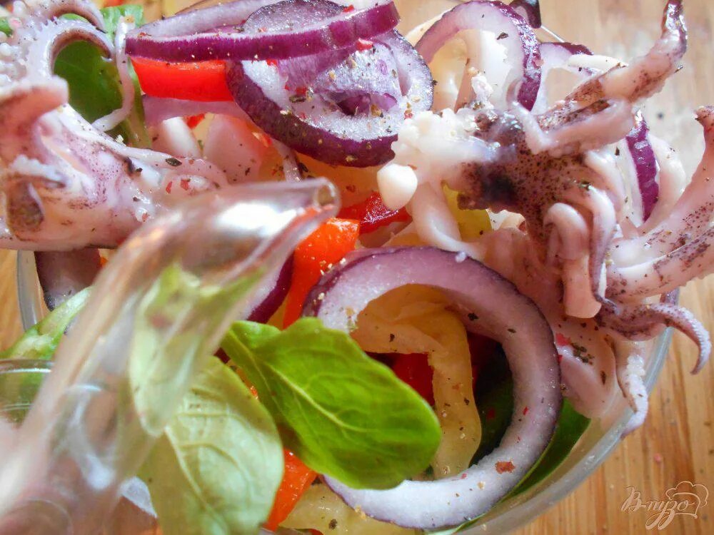 Рецепт маринованных кальмаров в домашних. Постный салат с кальмарами. Салат из кальмаров постный. Постный салат с кальмарами самый вкусный. Салат с маринованным кальмаром.