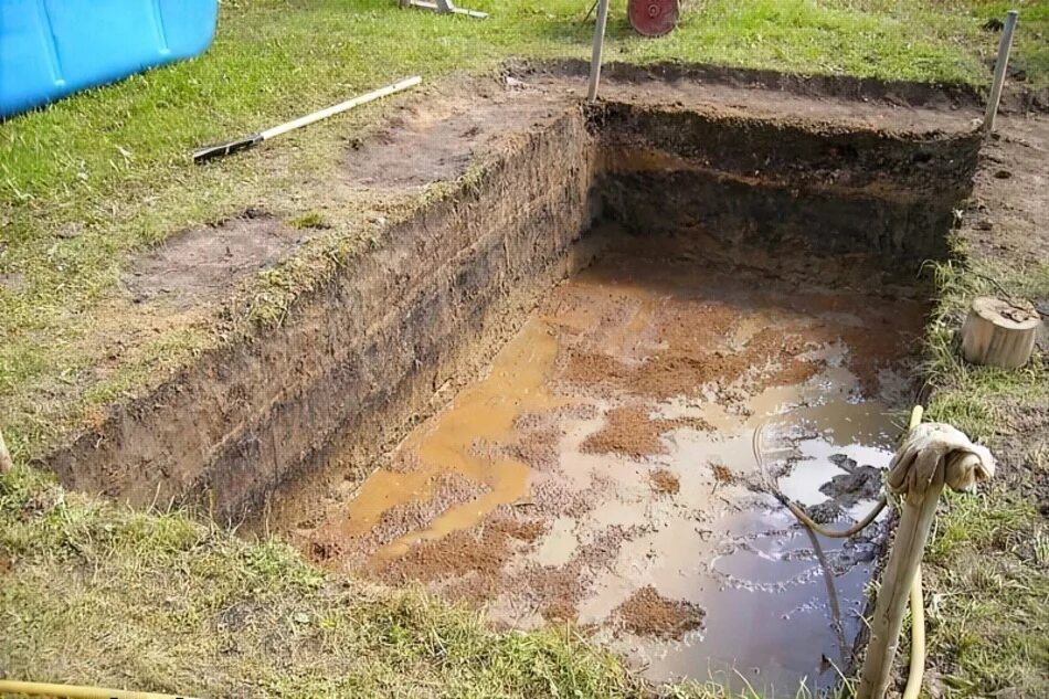 Яма залитая водой. Вырыть бассейн на даче. Копаем бассейн на даче. Бассейн в яме. Выкопать бассейн на даче своими руками.