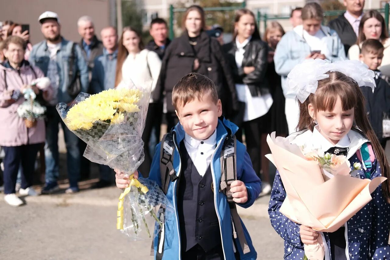 3 первоклассника. 1 сентября 2012 года. Школа первоклассников 3 школа. Школа первоклассников 3 школа. 1 сентября хакасия.