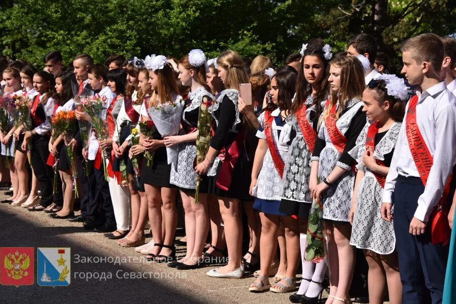 Конец школы. Окончание школы фотографии. Ученики школы номер 31 города Севастополя. Идеи фото на окончание учебного года. Про конец школы