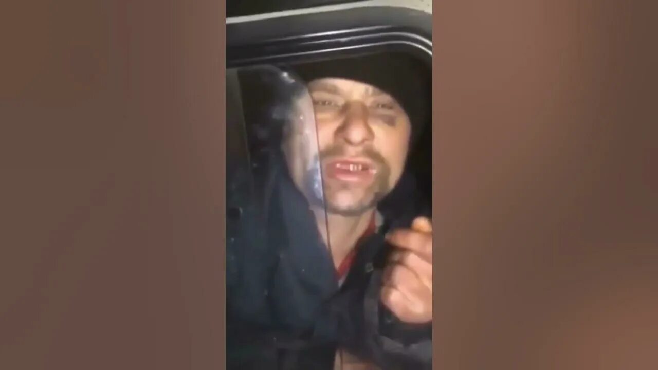 Твои глаза прикол алкаш. Видео с алкашом твои глаза. Паром в пьяном угаре