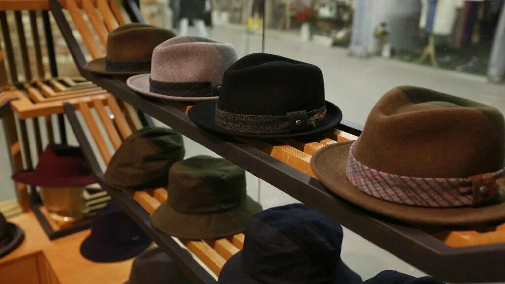 Hat shop. Шляпы в интерьере. Магазин шляп. Бутик мужских головных уборов. Музей головных уборов.