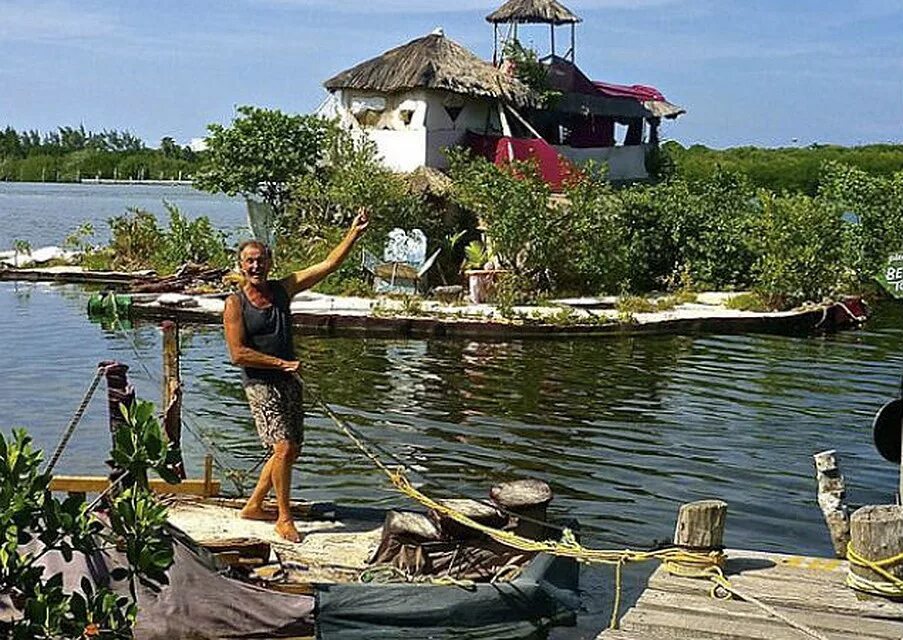 Richard sowa iceland. Парень построил остров. Парень построил остров. Floating islands of rubbish. Остров из бутылок.