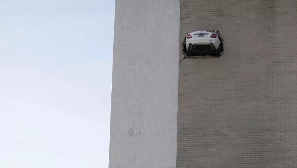 Drive to the wall. Машина в стене. Машина торчит из стены. Автомобиль торчащий из стены. Машина пробивает стену.