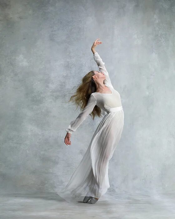 Платье балерины. Девушка танцует в длинном платье. Танцующая женщина. Танцующие девушки в белом. Девушка в белом платье танцует.