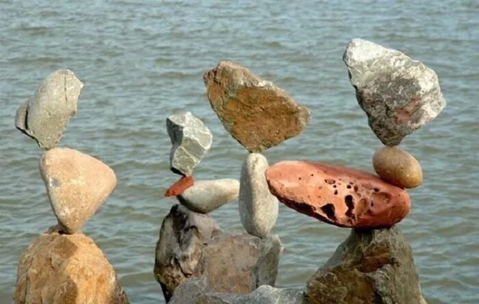 Балансирующие камни. Каменный друг. Камни поставленные друк на друга. Камни друг на друге.
