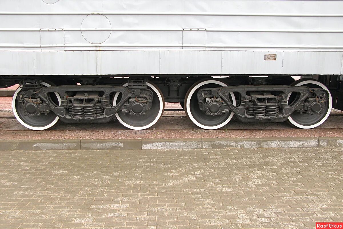 Четырехосные тележки грузовых вагонов. В вагоне разница в загрузке тележек. Габариты погрузки воинского эшелона на железнодорожном транспорте. Длина жд платформы для перевозки металлоконструкций. Разница загрузки тележек четырехосного вагона.