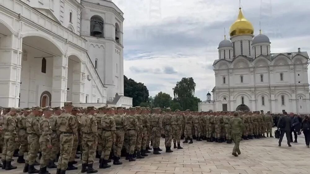 Соборная площадь военные. Военные фото. Российский солдат. Солдаты России.