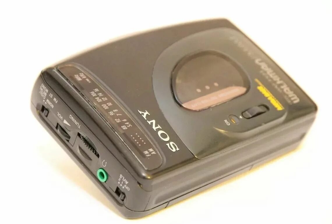 Плеер кассетный сони 90. Sony Walkman кассетный 2000. Кассетный плеер Sony Walkman. Sony Walkman кассетный 80-х.