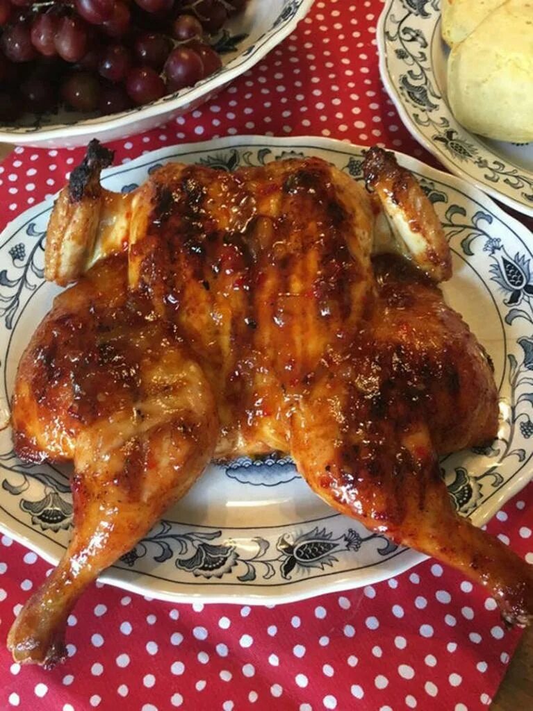 Как замариновать куры гриль. Курица гриль. замариновать курицу. курочка гриль и пиво. праздничная курица гриль.