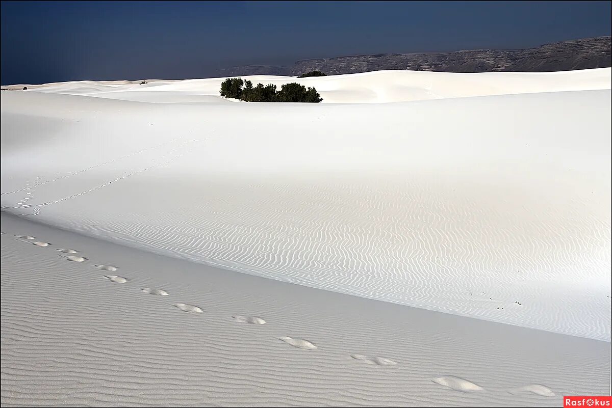 белый песок белый кораблик. песок макро. White sand beach - уайт сэнд бич - пляж белый песок. песчаная дюна белый песок. вайт санд.
