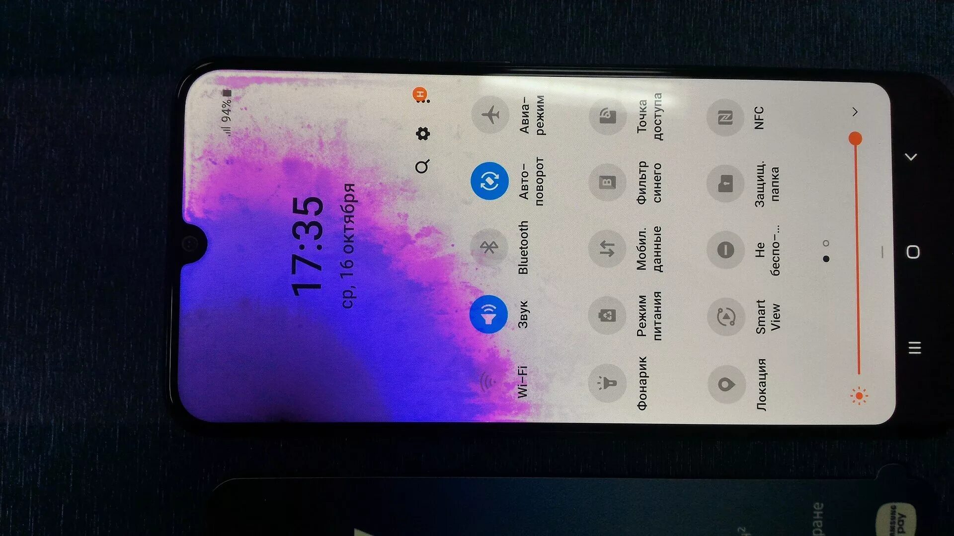 Матрица телефона samsung. Фиолетовые пятна на экране смартфона. Фиолетовые точки на экране смартфона. Синие пятна на экране смартфона. Фиолетовые пытно на экране.
