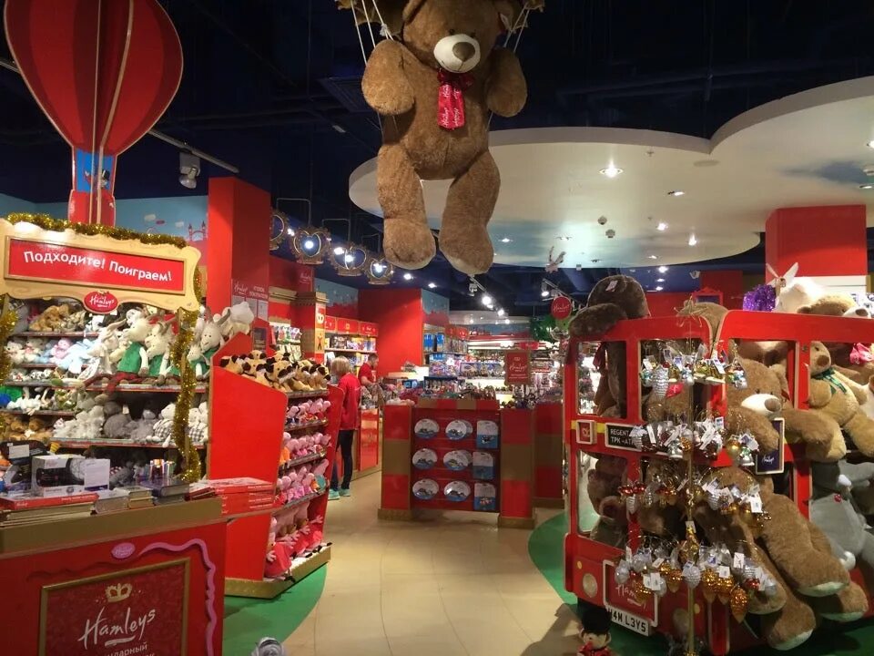 Магазин игрушек hamleys. Hamleys магазин игрушек в лондоне. Hamleys игрушки. Магазин игрушек хэмлис в москве. Цдм хэмлис.