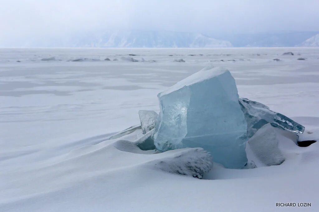 Байкал зимой подо льдом. Дно байкала зимой подо льдом. Озеро байкал зима. Озеро байкал лед. Дно байкала подо льдом.