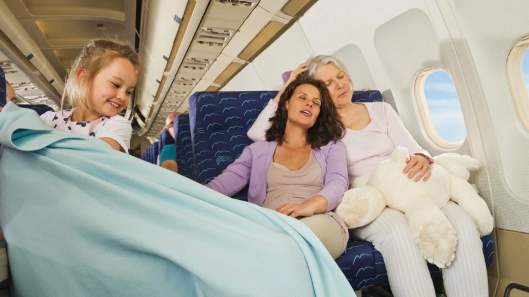 Плед в самолете. Одеяло самолет. Полет на самолете всей семьей 3 детей. Удобная одежда для полёта с ребенком.