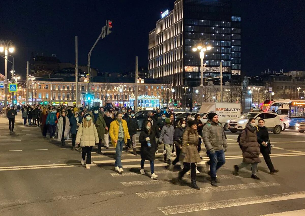 Митинги в москве 24 февраля. Протестующие в центре Москвы. Москва демонстрация сейчас. Протесты в Москве. Демонстрации протеста в Москве.