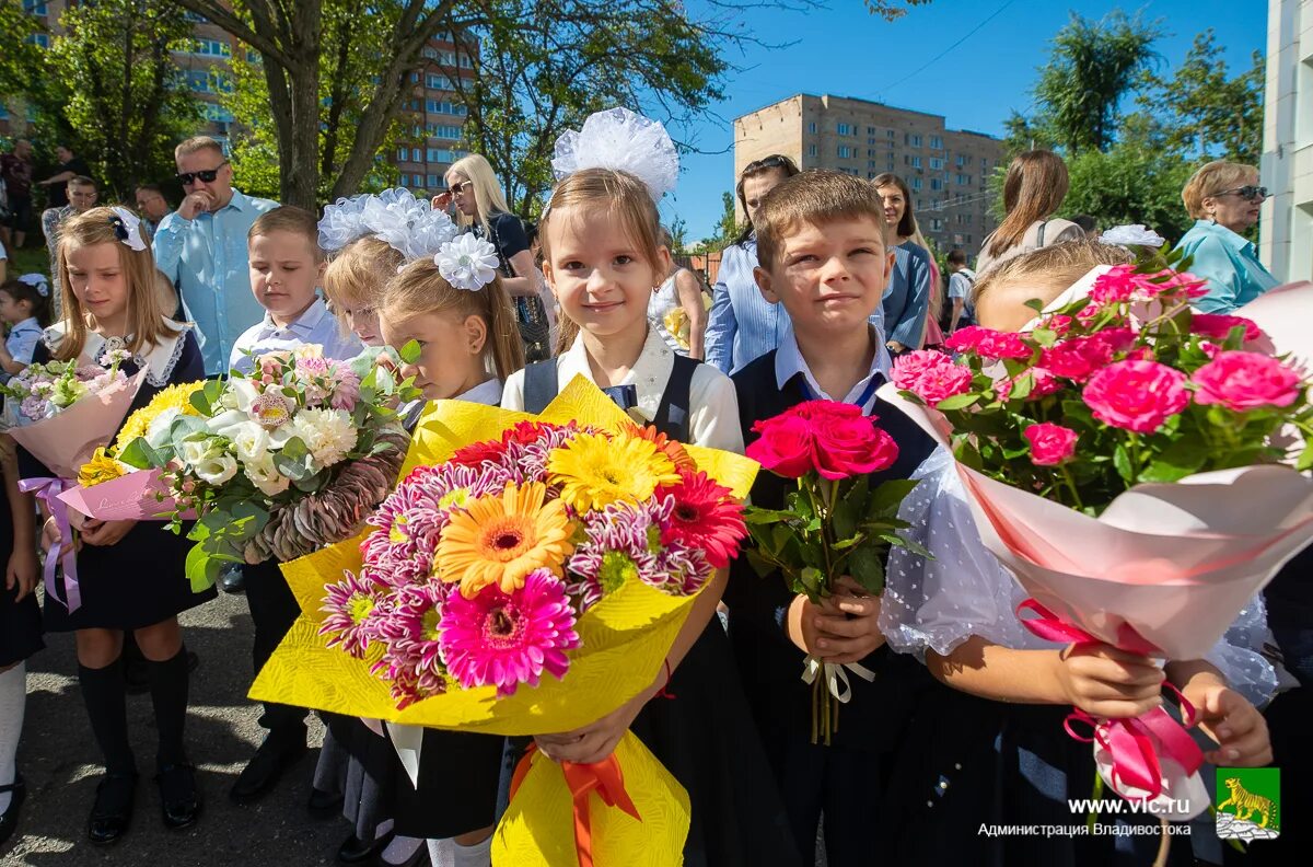 Школа 1. Одноклассники в школе. Поле на 2 школе Владивосток. Владивосток ученики 2015 1классы года в газете. Ученик 2015 год