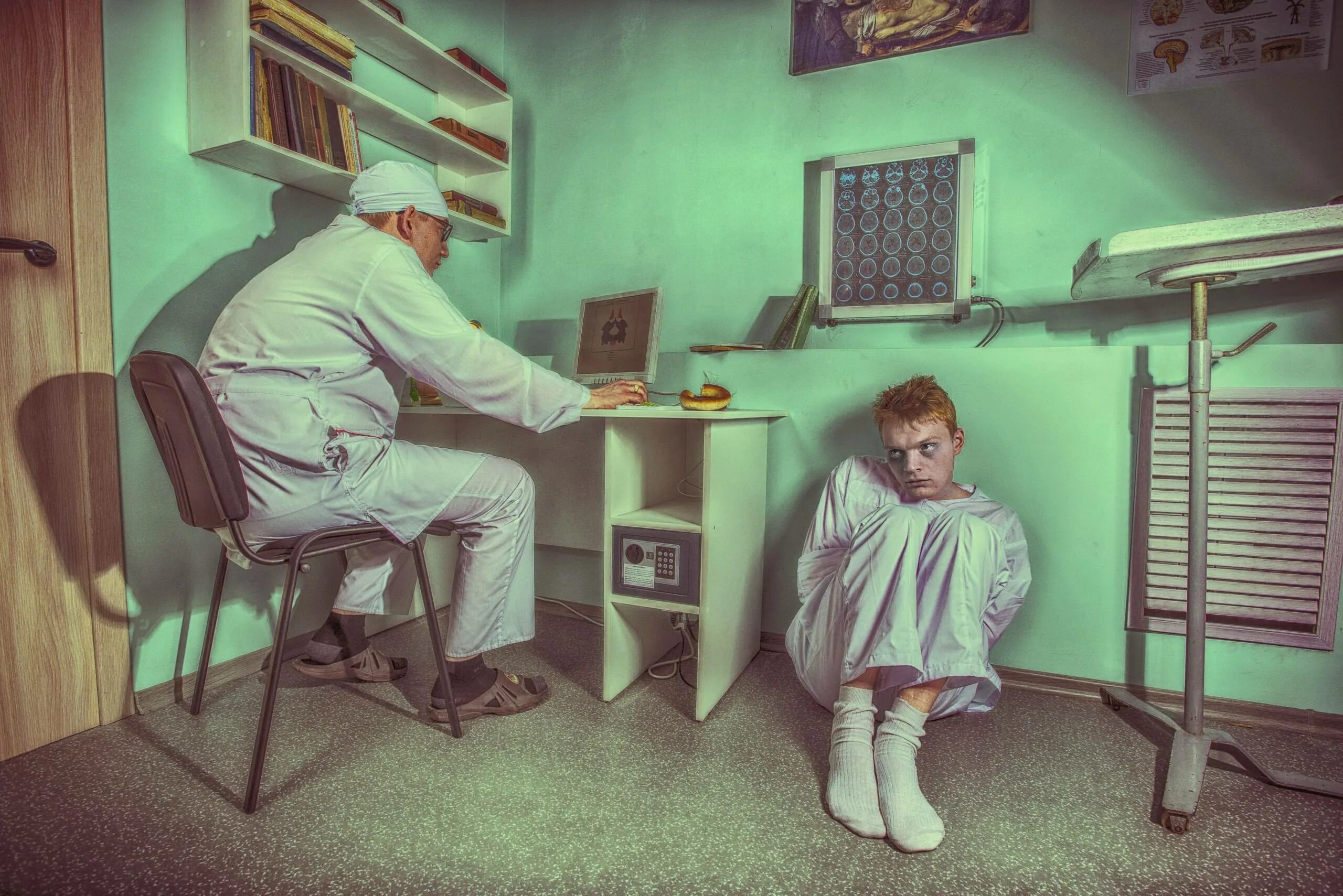 Люди с психическими расстройствами. Квест психбольница новокузнецк. Смирительная рубашка straight jacket 2007. Признан психом. Психически больные лбщи.