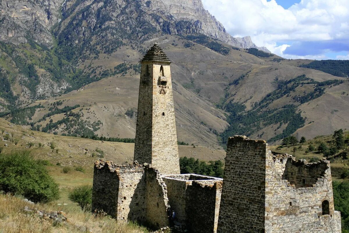 Родовые башни. Эгикал горная ингушетия. башенный комплекс эгикал. башни ингушетии таргим. ингушские башни эгикал.