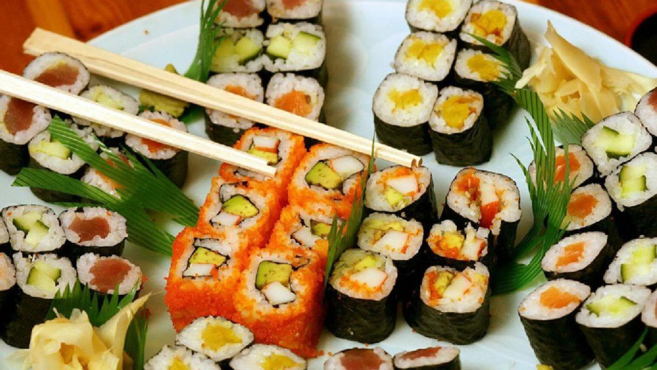 Суши ли астрахань. Роллы и диета. Кабуки суши. Суши диета. Ест суши.