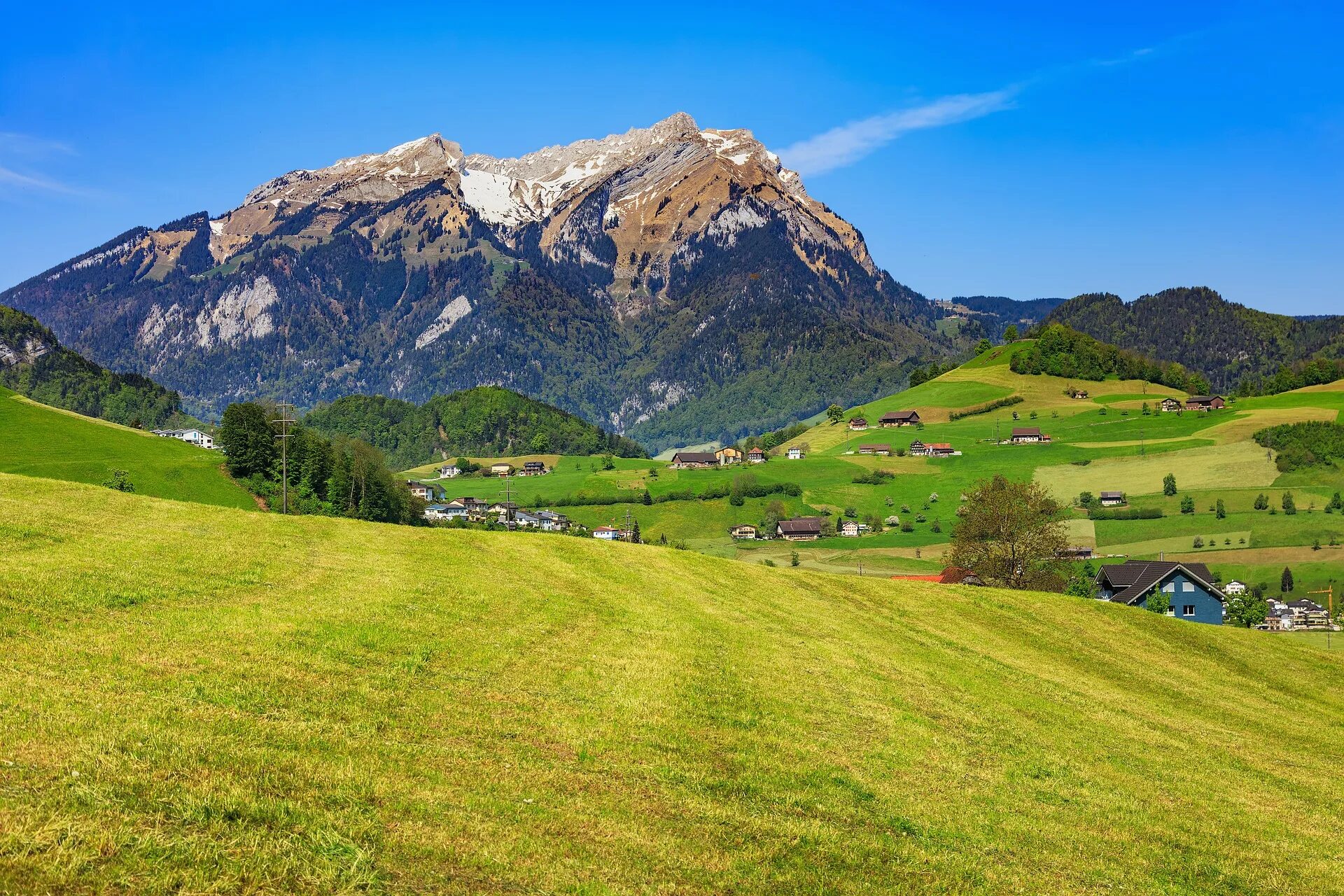 The high mountain in europe is. Альпийские Луга Швейцария осень. Швейцария холмы. Зеленые Долины Швейцарии. Зеленые холмы Швейцарии.