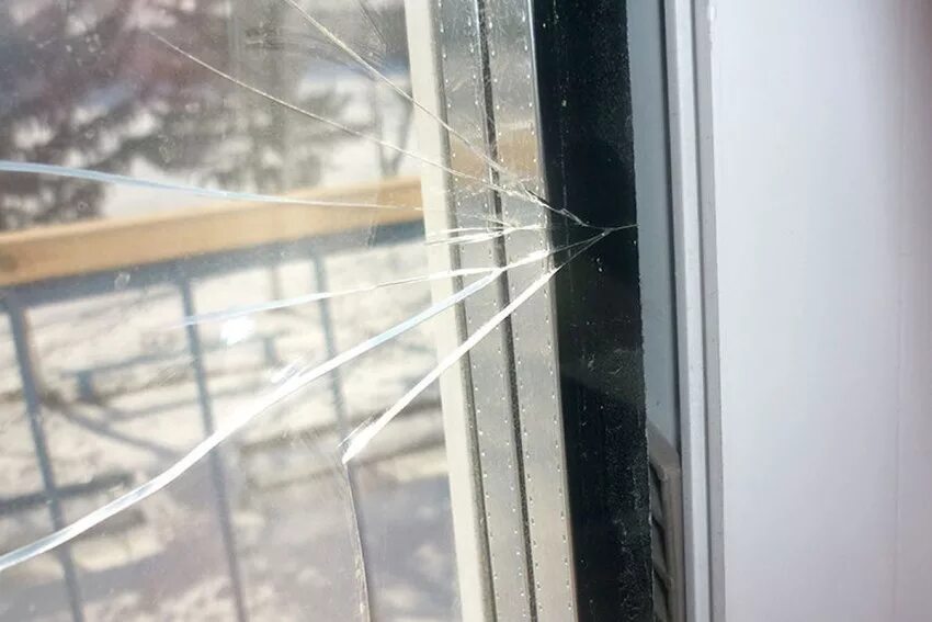Трещина на окне. Разбитый стеклопакет. Разбитое пластиковое окно. Сломанное пластиковое окно. Трещина на стеклопакете.