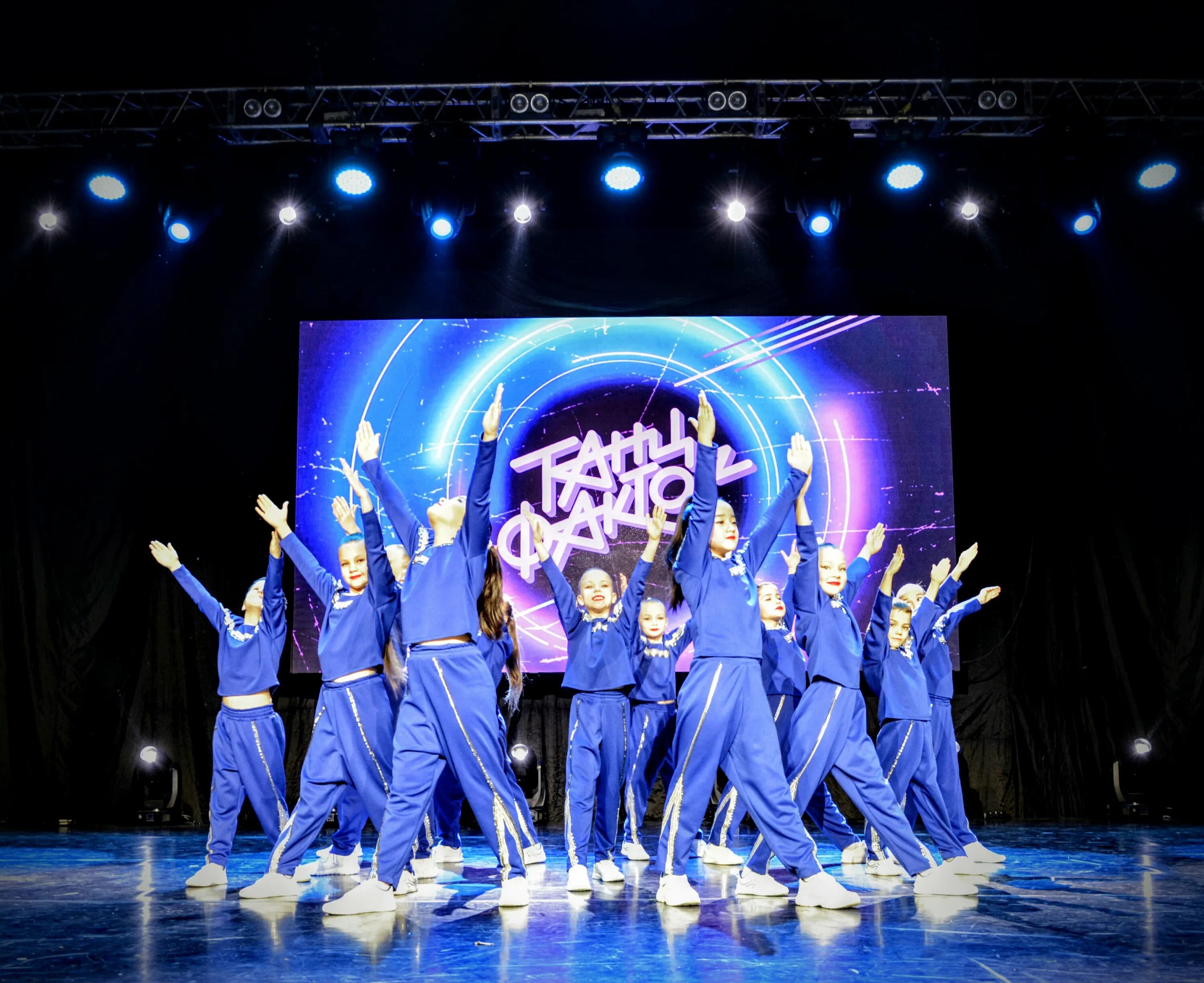 Школа танцев краснодар в панораме. Школа танцев краснодар. Np dance centre краснодар. Современные танцы краснодар. Танцы краснодар.