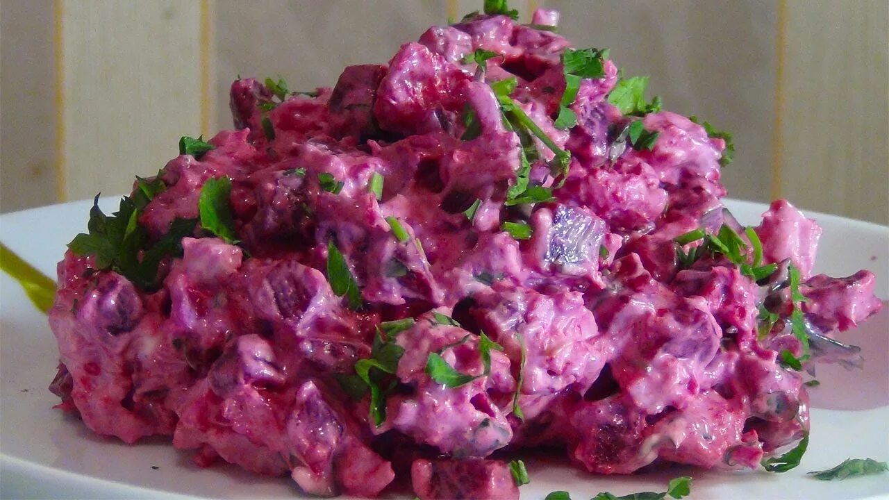 Копченая курица свекла. Салат из свеклы с курицей. Салат со свеклой и курицей. Салат со свёклой и куриной грудкой. Свекольный салат с курицей.