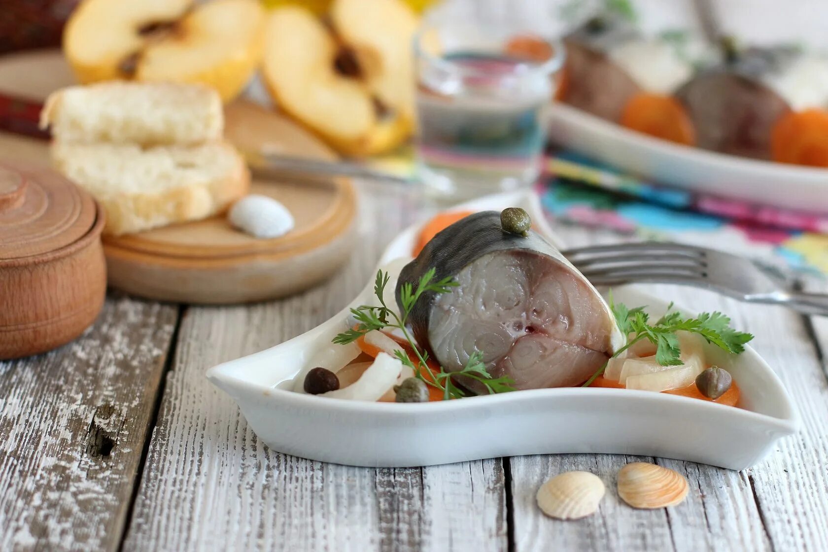 Скумбрия маринованная с луком. Скумбрия в маринаде с луком. Скумбрия пряного посола. Скумбрия малосольная. Скумбрия пряного посола кусочками.