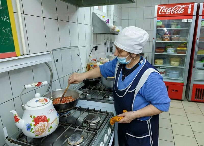 Помощника повара без опыта москва. Повар в столовой. помощник повара. столовая костино. помощник в ресторан.