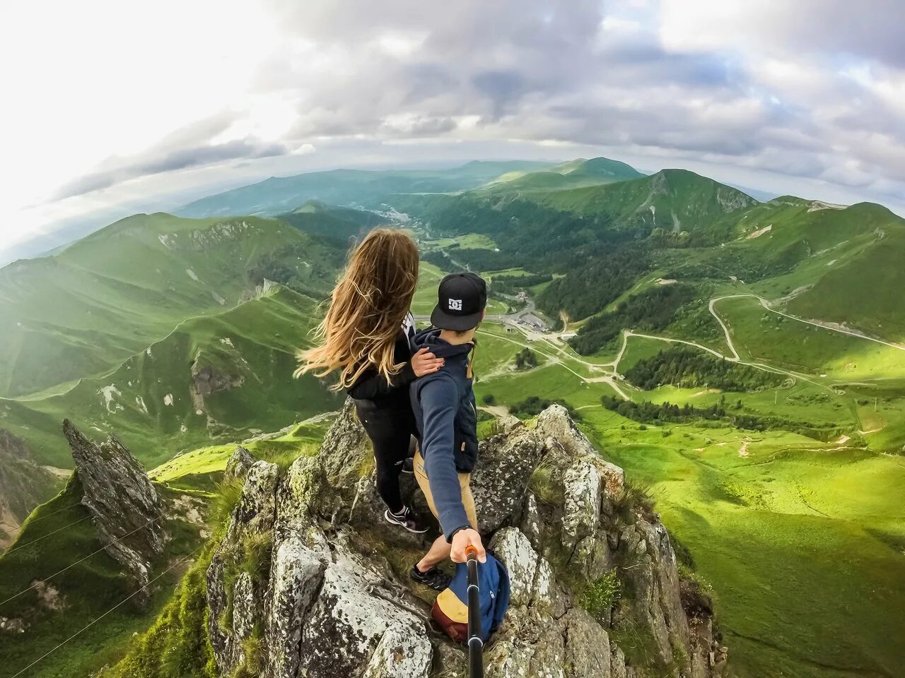 Парень с девушкой в горах. Фотосессия в горах. Путешествие в горы. Переньи девушка в горах. Горы и тетки