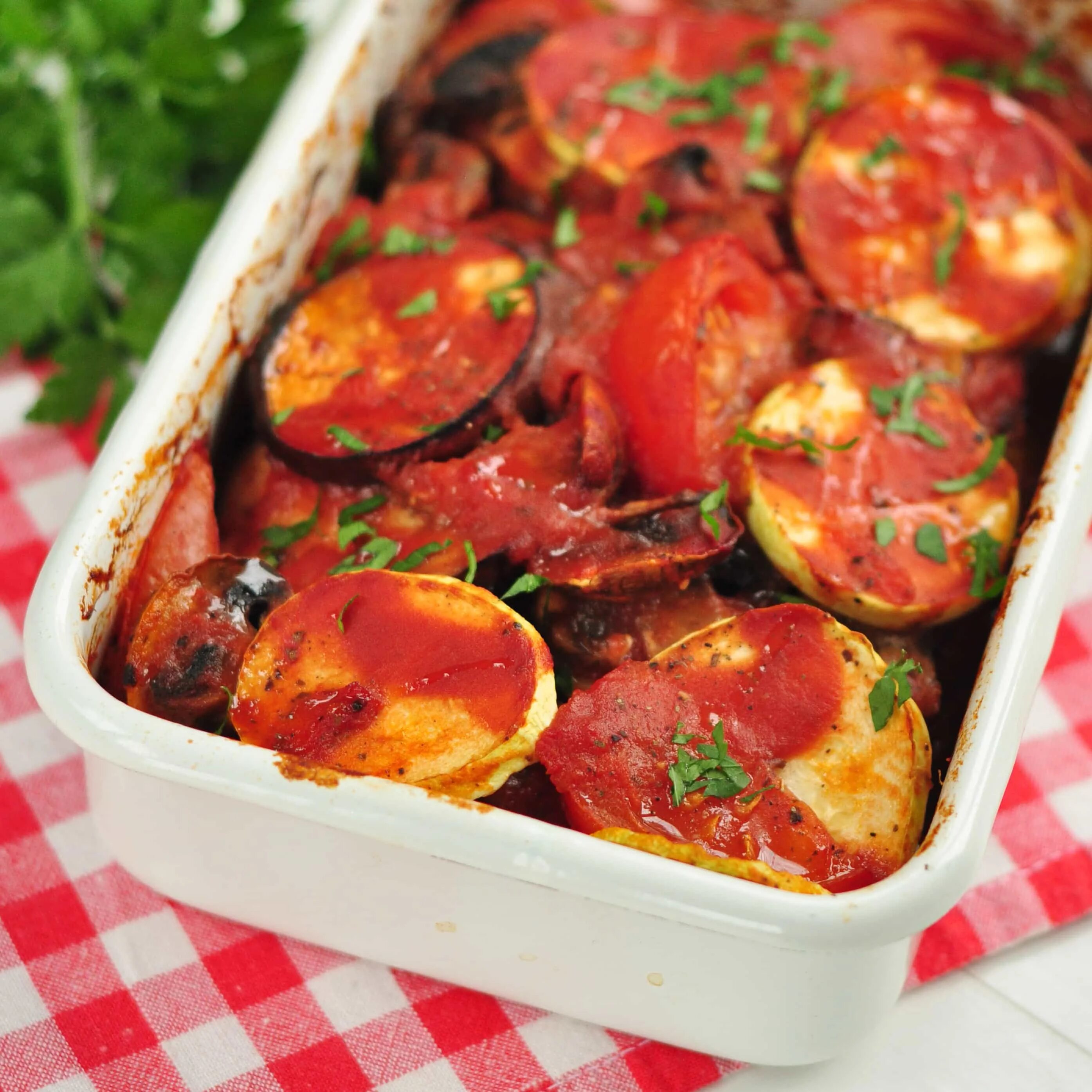 Овощи в духовке рецепты в домашних. Печеные овощи. Запеченные баклажаны с помидорами. Печёные овощи в духовке. Запеченные овощи в томатном соусе.