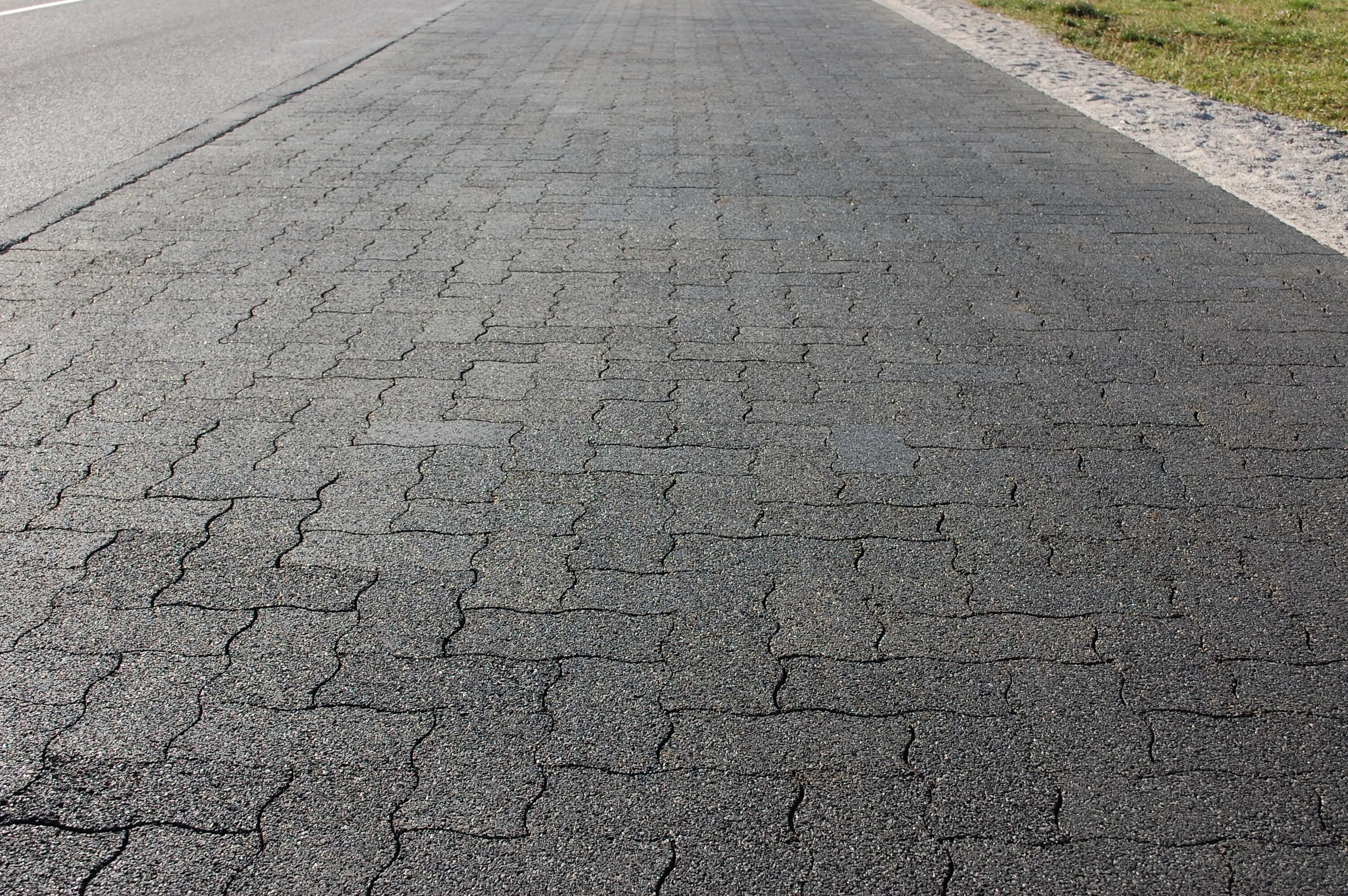 асфальт у дома. вырезка в асфальте. асфальтирование дачного участка. дорожные работы во дворе. дорожное покрытие асфальт.