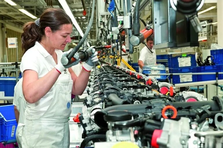 Сборщик на заводе. Работник завода. Рабочий на производство. Конвейер на заводе. Работник завода.