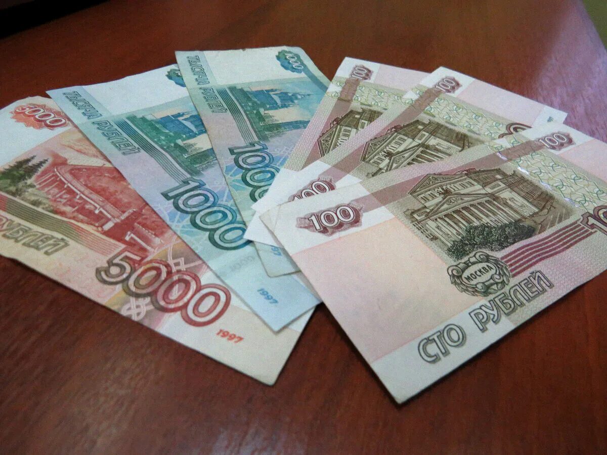 Как выводят российские деньги. Деньги на столе. Рубли на столе. Купюры. Деньги на столе рубли.