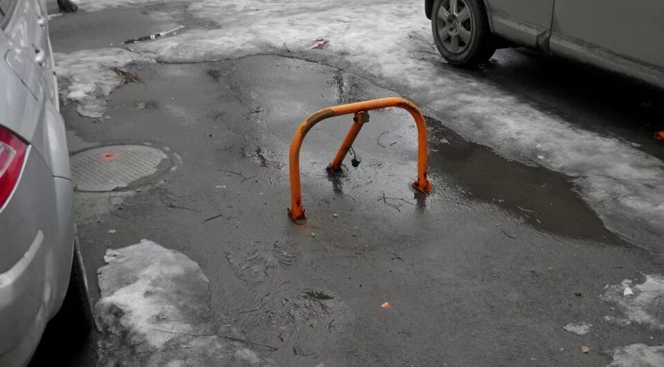 Ограждение парковки. Ограждение парковочного места во дворе. Свое парковочное место во дворе. Место для парковки. Свое парковочное место во дворе.