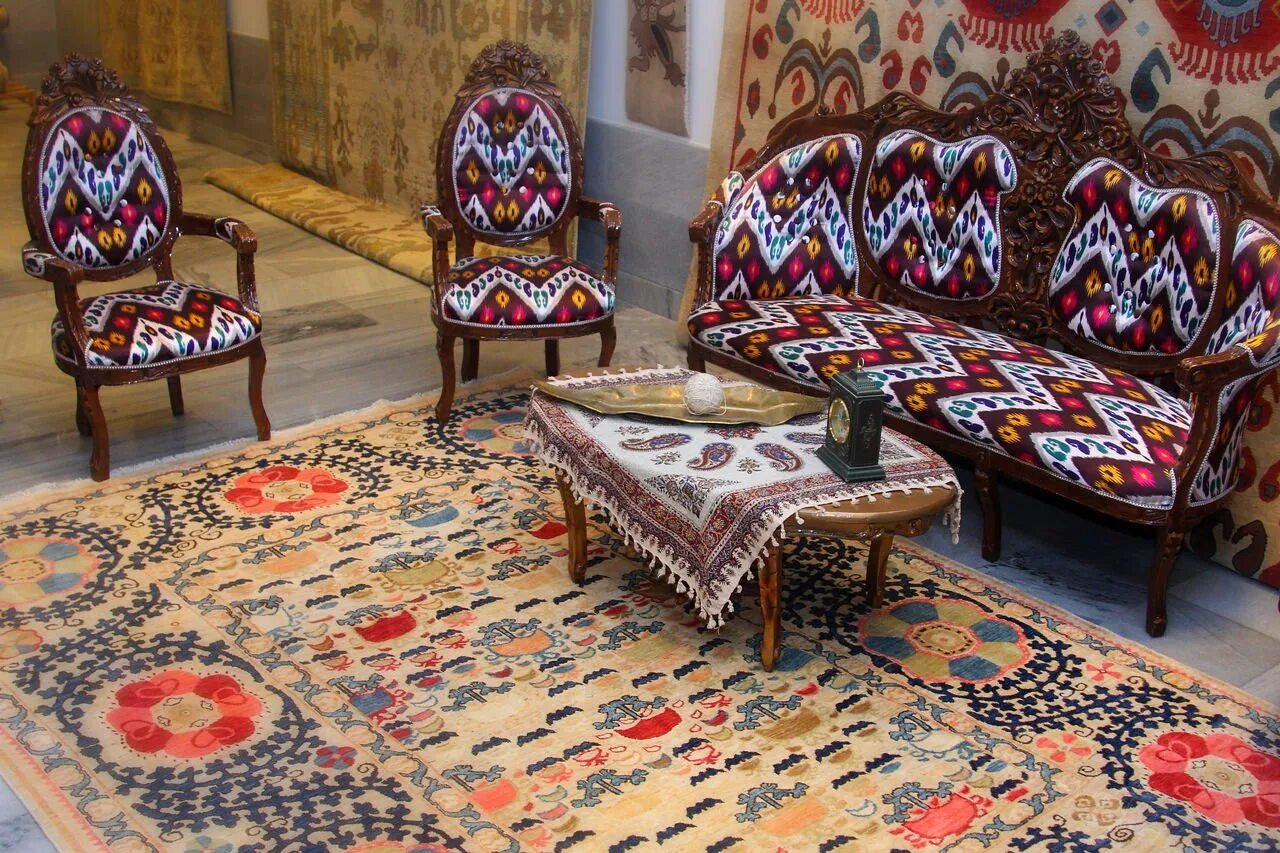 Самарканд фабрика ковров Худжум. Узбекские ковры в интерьере. Старинный ковер. Старинные узбекские ковры.