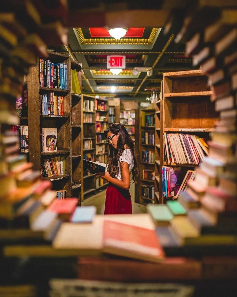 The last bookstore, Лос-Анджелес. Фотосессия в библиотеке. Чтение книг. Фотосессия с книжками в библиотеке. Т книги библиотека