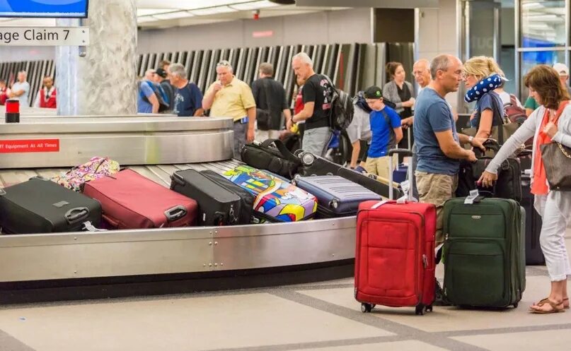 Где оставить чемодан. Чемоданы на ленте в аэропорту. Лента для багажа. Чумадан в арипорте. Багажная лента в аэропорту.