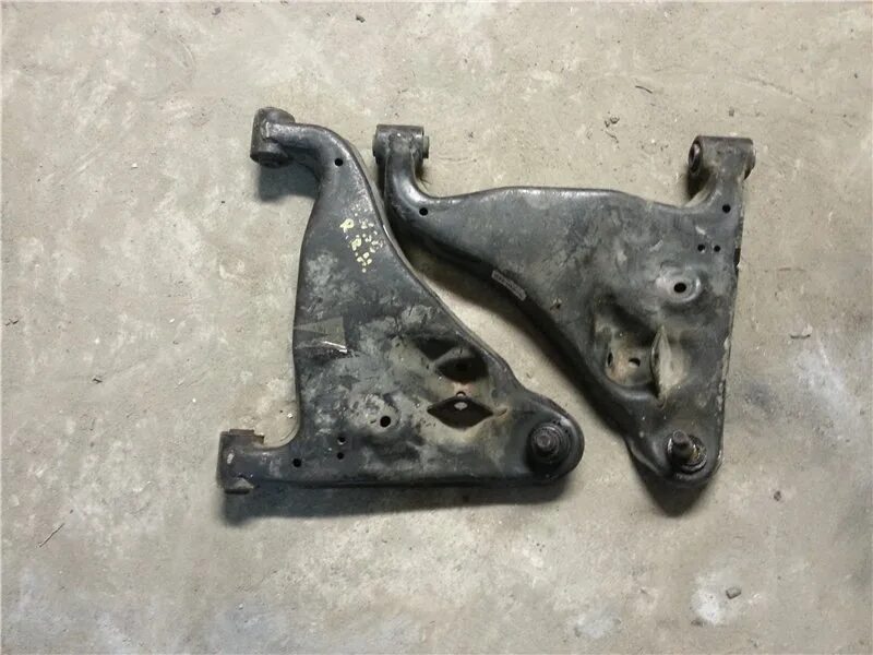 Рычаг ларго. Рычаг ларго. Передняя подвеска ниссан ларго w30. Сайлентблок ниссан ларго. Ниссан серена нижние рычаги.